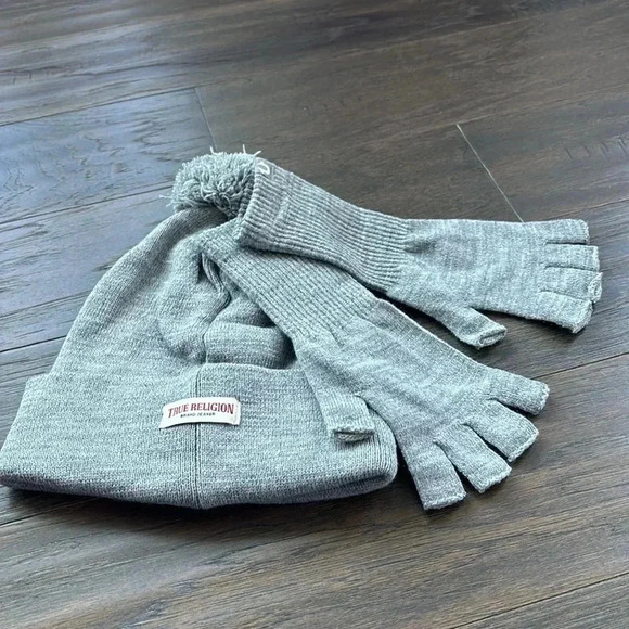 True Religion Knit cuffed pom-pom beanie & gloves set, embroidered & patch logos - Picture 4 of 8